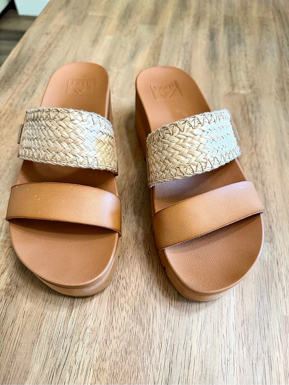 Reef Cushion Vista Higher Platform Wedge Sandals in Tan & Cream US 7 Like New
